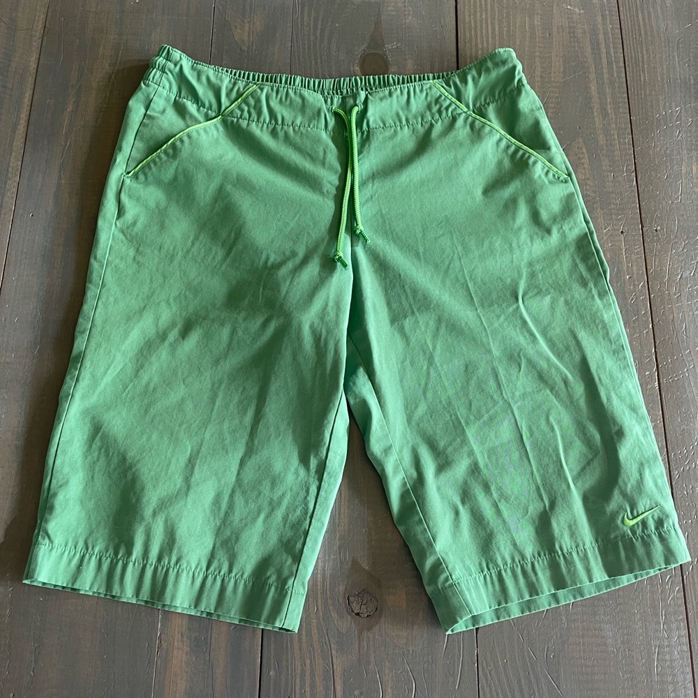 NIKE Women’s Green Bermuda Shorts With Drawstring Sz Medium